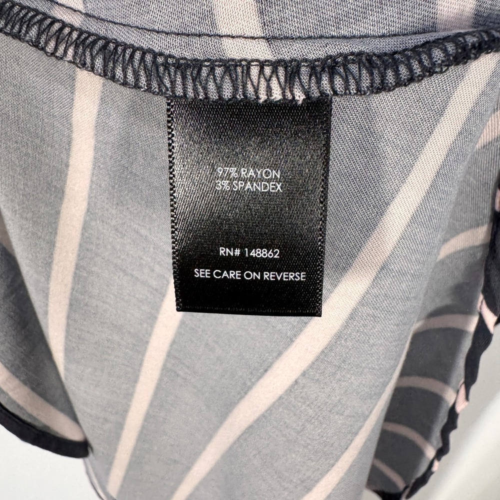 Torrid Women's Top Size 00 Gray White Stripe V Neck Tunic Short Sleeve Plus - Picture 5 of 9